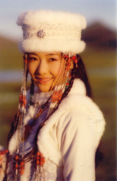 这个版本中华筝的饰演者阿斯茹是个真正的蒙古姑娘,她大方得体,白雪