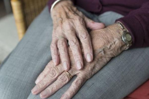 原创心理测试:4个老人的手掌,哪一个最苍老无力?测你晚年是什么命