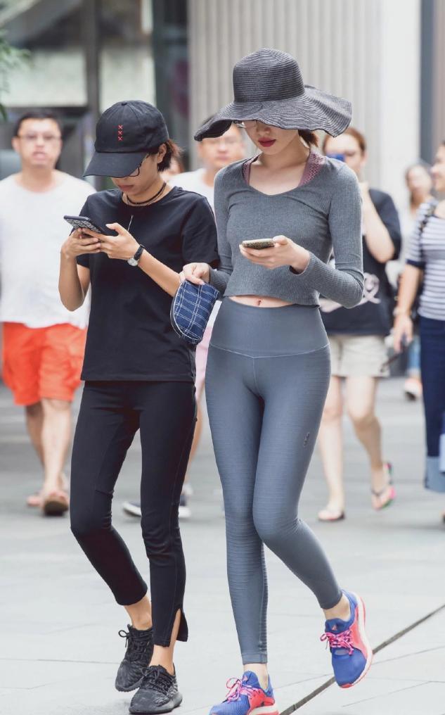 紧身健美裤搭配运动鞋,出街也有范,运动型美女get起来吧