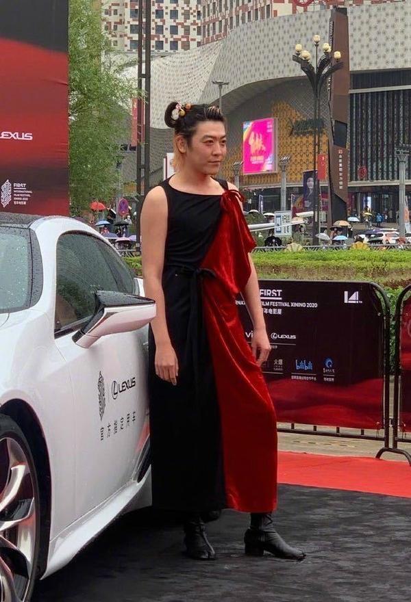 原创姜思达想做第二个陈志朋?穿吊带裙扎哪吒头,网友:造型太辣眼睛