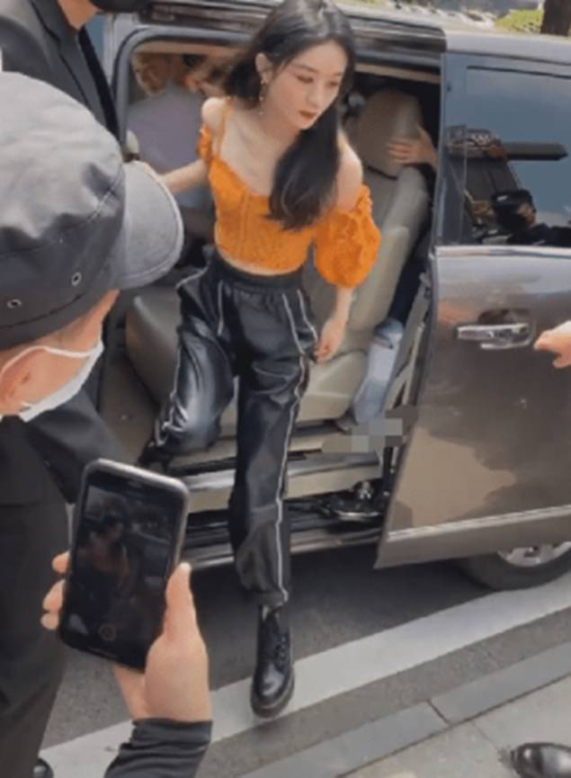原创赵丽颖38度天外出,穿皮裤不算啥,看清她的鞋,确定不嫌臭脚?