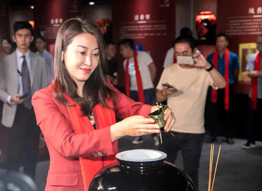 国家级品酒师滕蕾女士参加封坛仪式