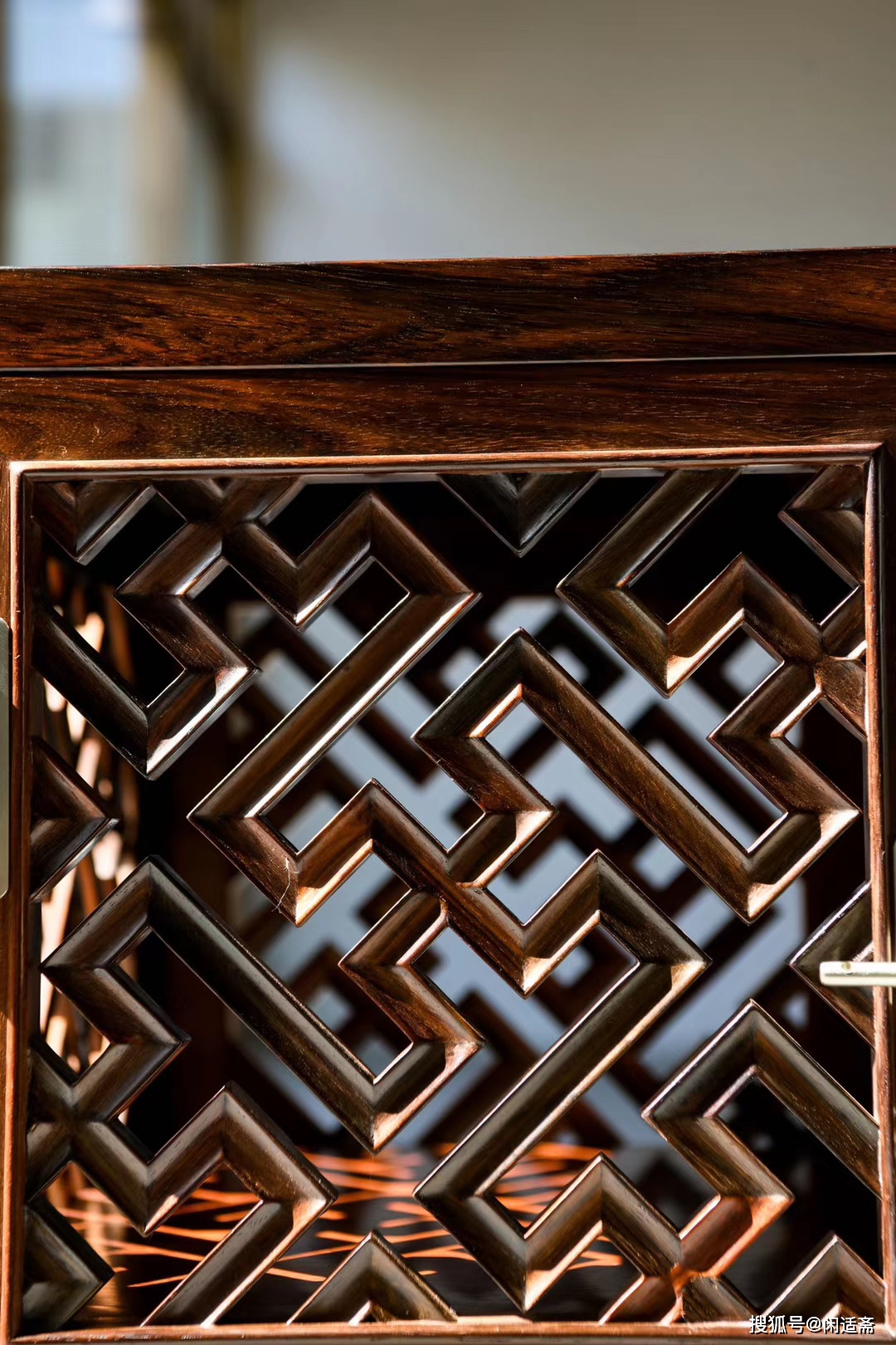 原创螭龙纹万字纹方角柜