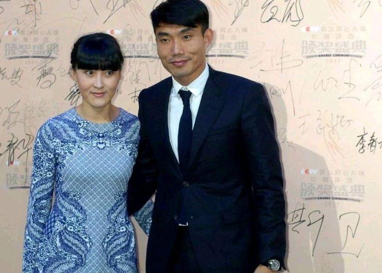 郑智39岁年入1900万,不过在富婆妻子眼中,只是九牛一毛