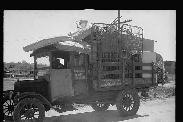 【图5】1937年,美国弗吉尼亚州开着卡车搬家的农民.