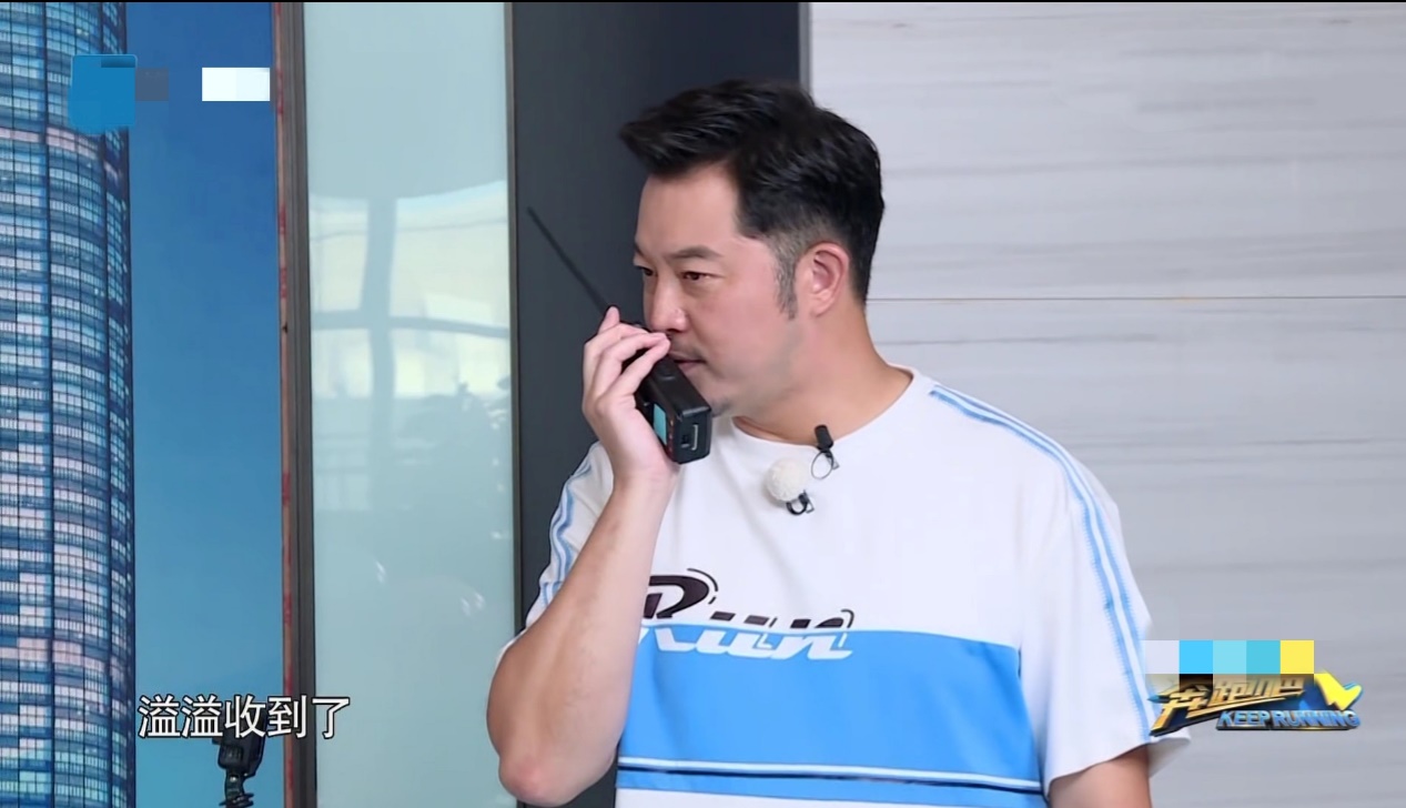 奔跑吧兄弟欢乐多,何洛洛把摄影师跑丢,网友:真元气00后