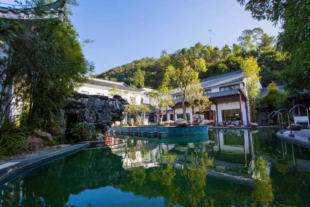 不用每天保温杯泡枸杞,千年野溪温泉泡一泡,皮肤滑嫩嫩.