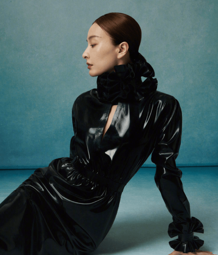 吴昕vogue复古大片,天鹅颈遇上直角肩,昕昕子的美你get到了吗?