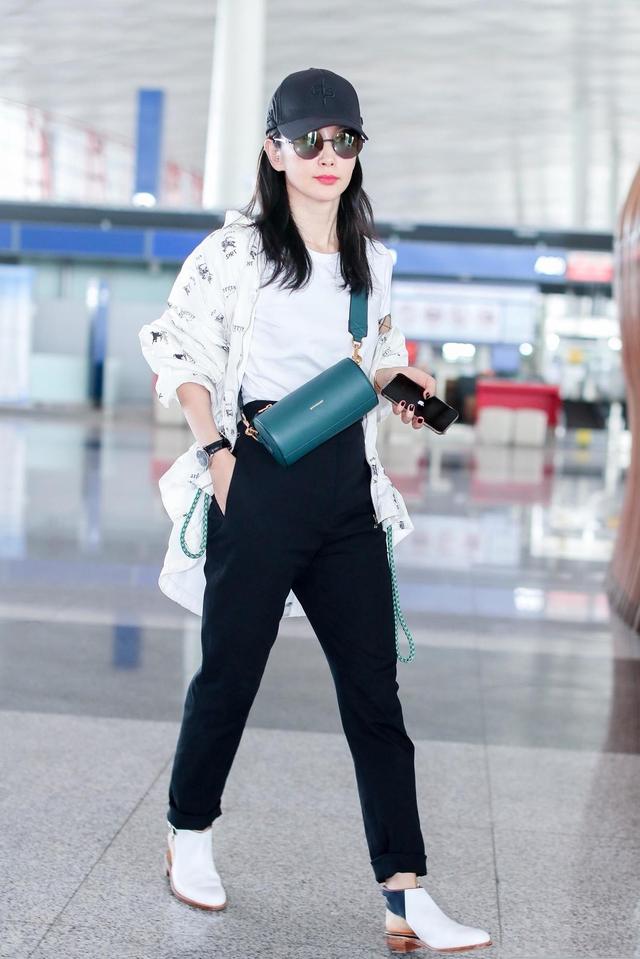 原创李冰冰真有47岁穿白色外套配9分裤走机场说她25岁也不过分