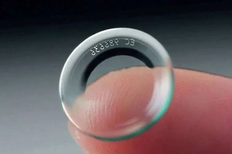 视力|开学了，孩子近视了该不该戴眼镜？