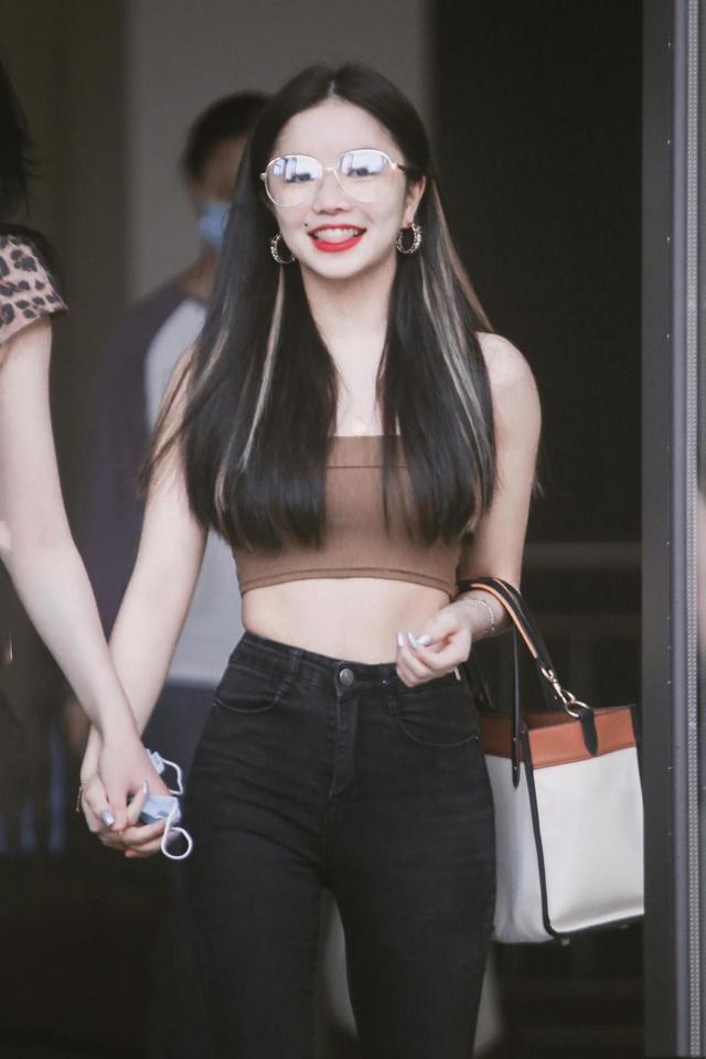 安崎的身高并不是非常高挑,整个人其实是非常娇小精致的类型,但是身材