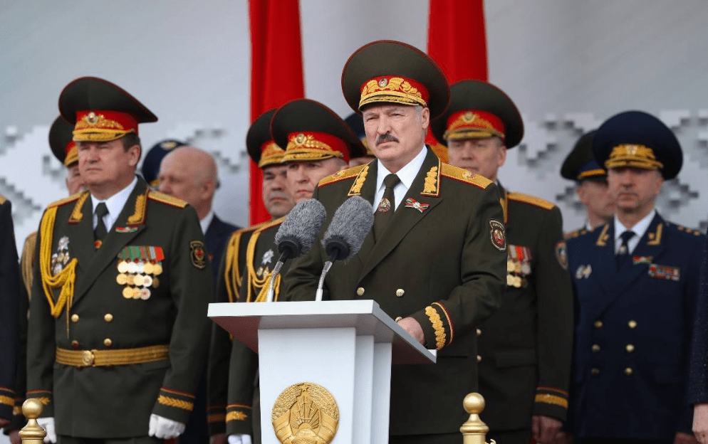 "阿尔法"特警遭到袭击,抗议者向特警人员投掷燃烧瓶