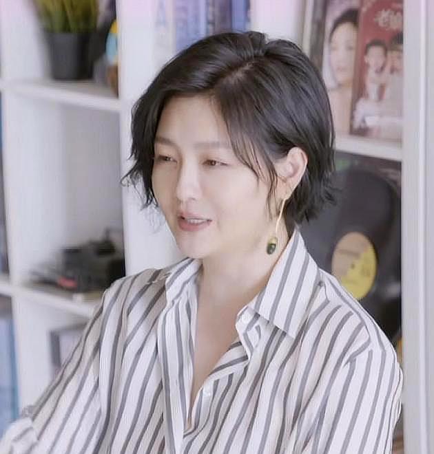 原创大s剪短发颜值暴跌43岁扁圆脸好显老以前长发都不给男友碰