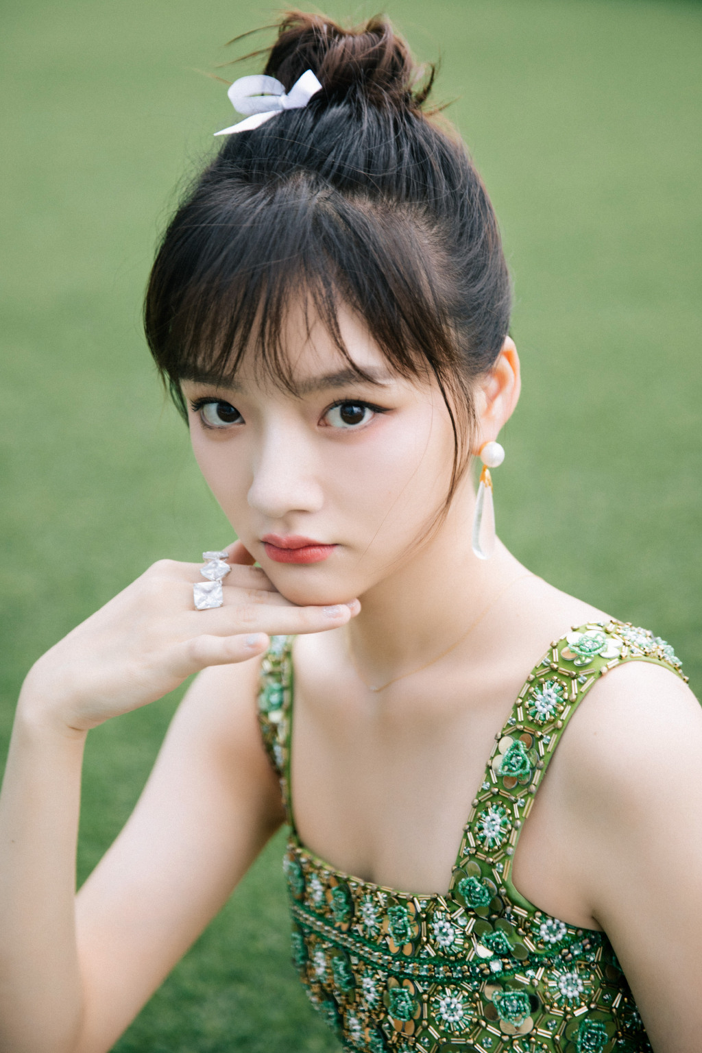 任敏 钻石装饰连衣裙,搭配小白鞋青春活力四射