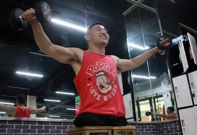 原创陕西"最矮"健身教练,身高仅1米,勇夺健美冠军,学员众多