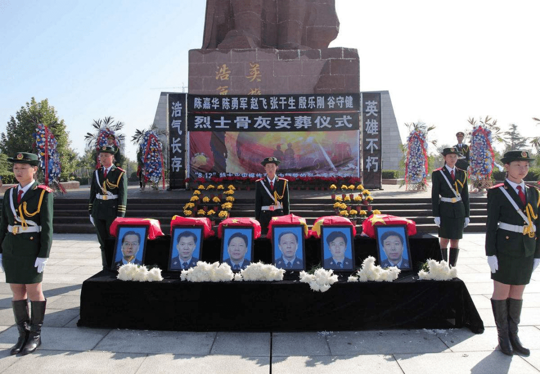 12天津濱海大爆炸紀念館,為犧牲的救災烈士和同胞點亮蠟燭,默默緬懷