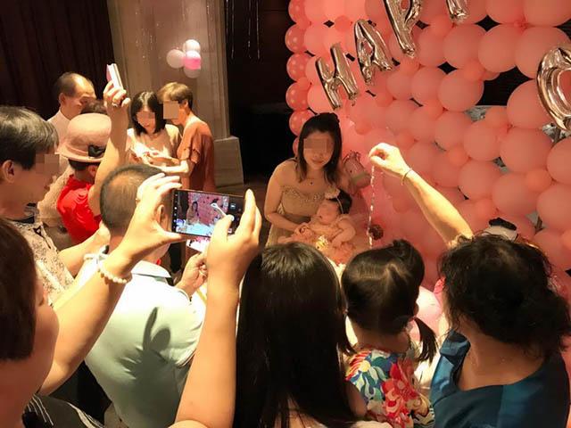 父亲给宝宝办百日宴,奢华场面令人惊呼,网友:这是要继承皇位?_孩子