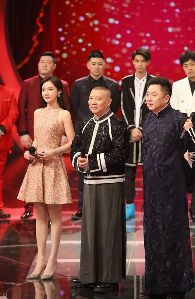 原创不仅是花瓶!女主播美娜,身材傲人有才华,春晚与郭德纲搭档亮眼