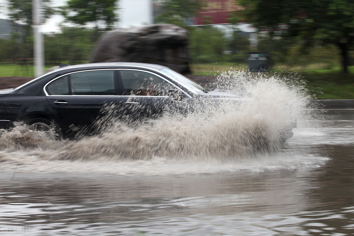 雨天行车,必须做好这5件事!