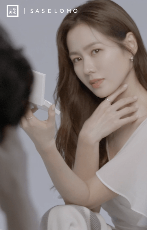 孙艺珍成三草两木首位彩妆代言人,向你发出"防渣蓝"邀请