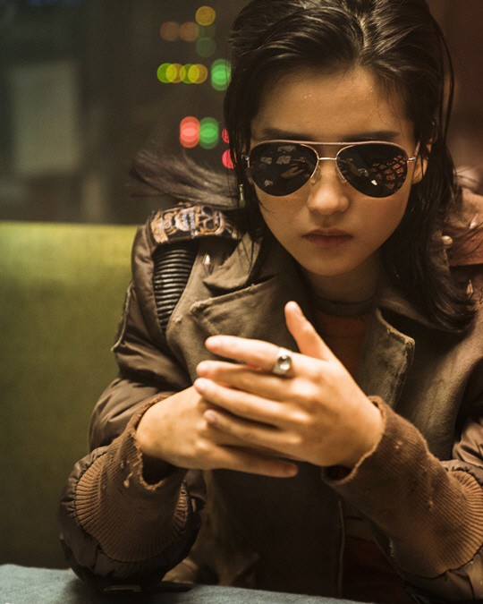 宋仲基《胜利号》剧照公开 金泰梨戴墨镜酷帅_交易