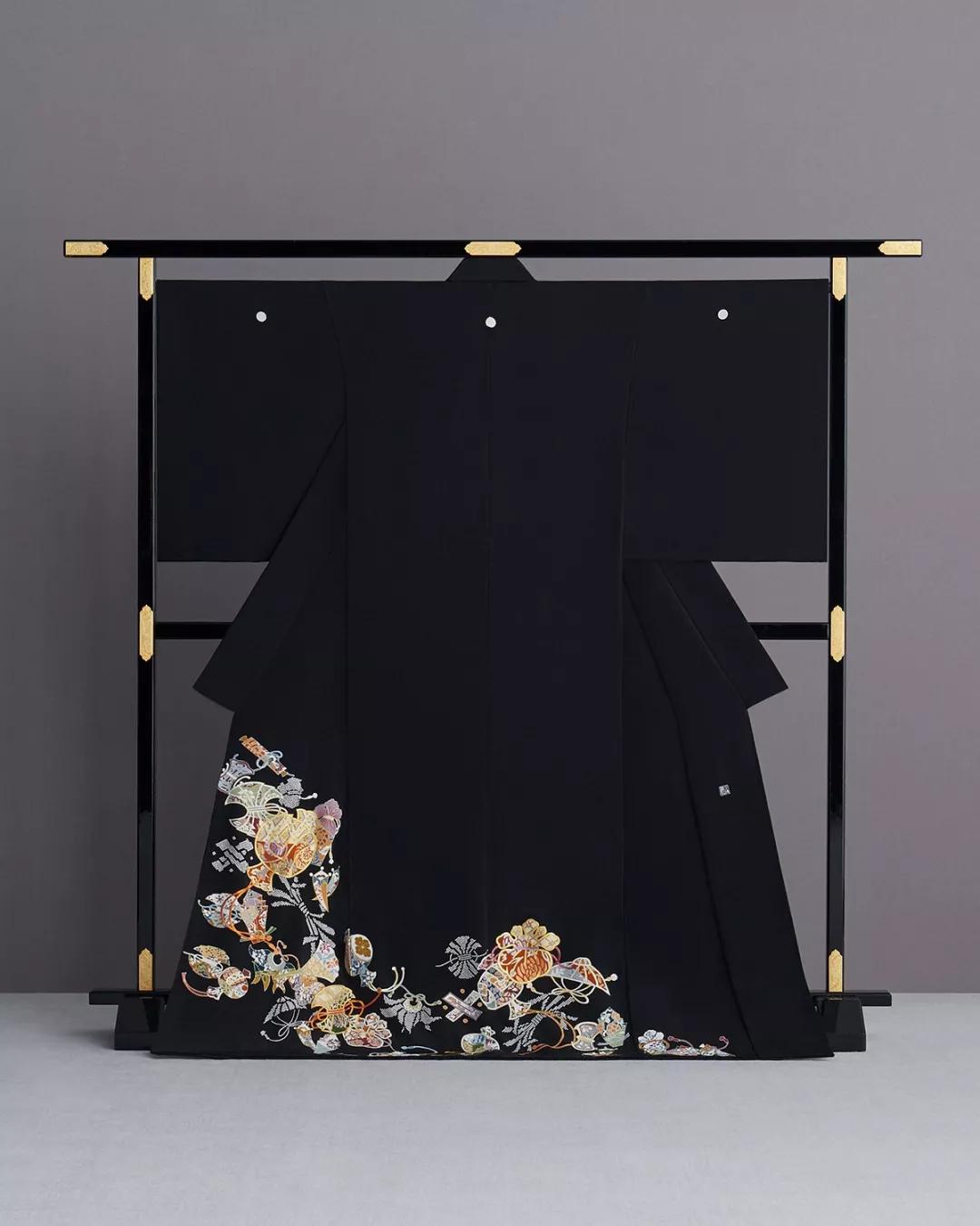 模板染出精细图案的" 京小纹",以浓重的黑色为特点的" 京黑纹付染"