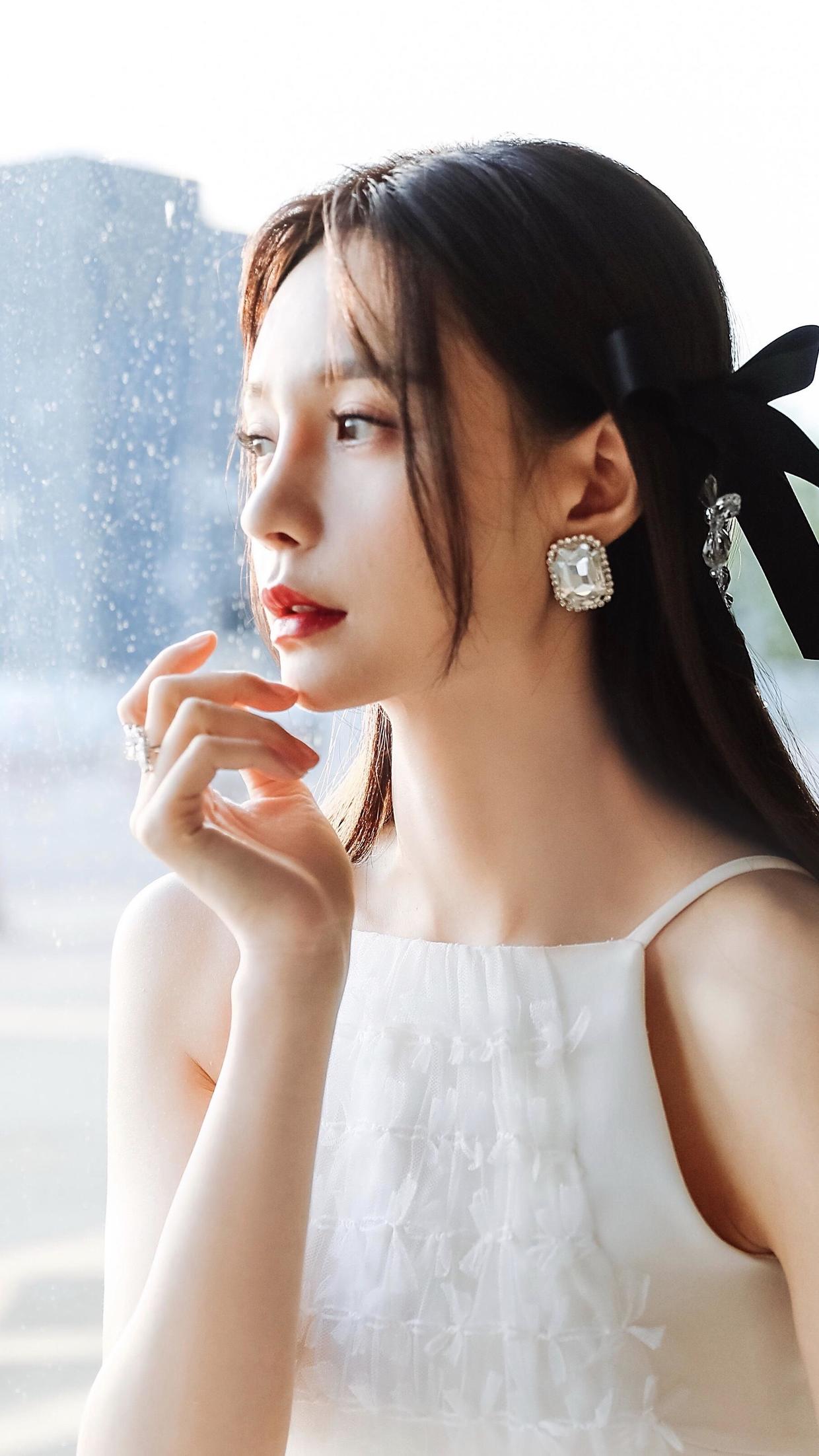 沈梦辰穿衣真胆大穿背书吊带连衣裙仙气十足美出新高度