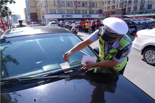 迎着烈日骄阳抗高温战酷暑信阳市平桥勤务大队交警在行动