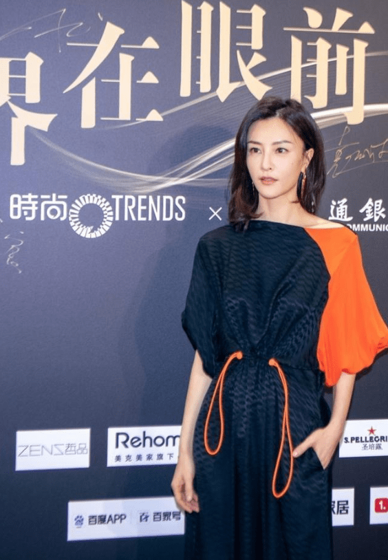 原创记得粉红女郎余露吗美艳不输陈好42岁穿灰色背心很淡雅