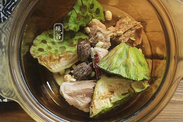 原创莲蓬正当时,别只吃莲子而丢了莲蓬,这样煲汤,女人喝了尤其好