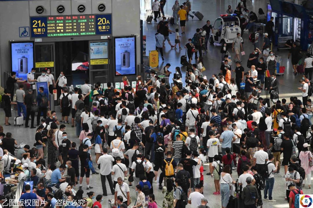 原創直擊高溫下的上海虹橋火車站,全國暑運一個月客流超2億人次