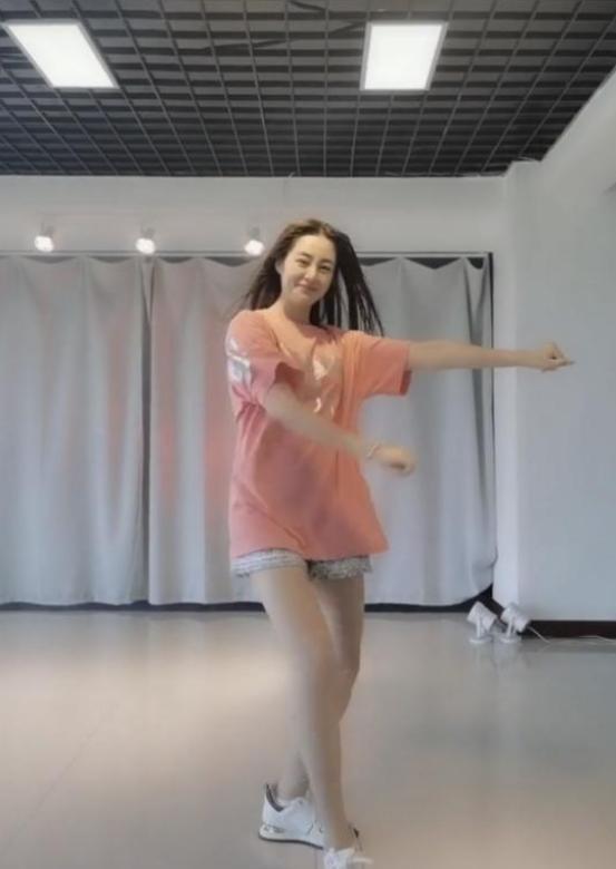 粉t配短裤玩下衣失踪,这时尚感绝了_毕畅