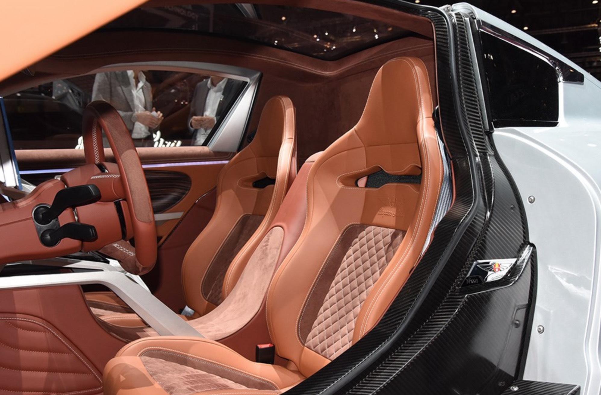 又一小众跑车复古车身蝴蝶门电动后驱最大续航400公里