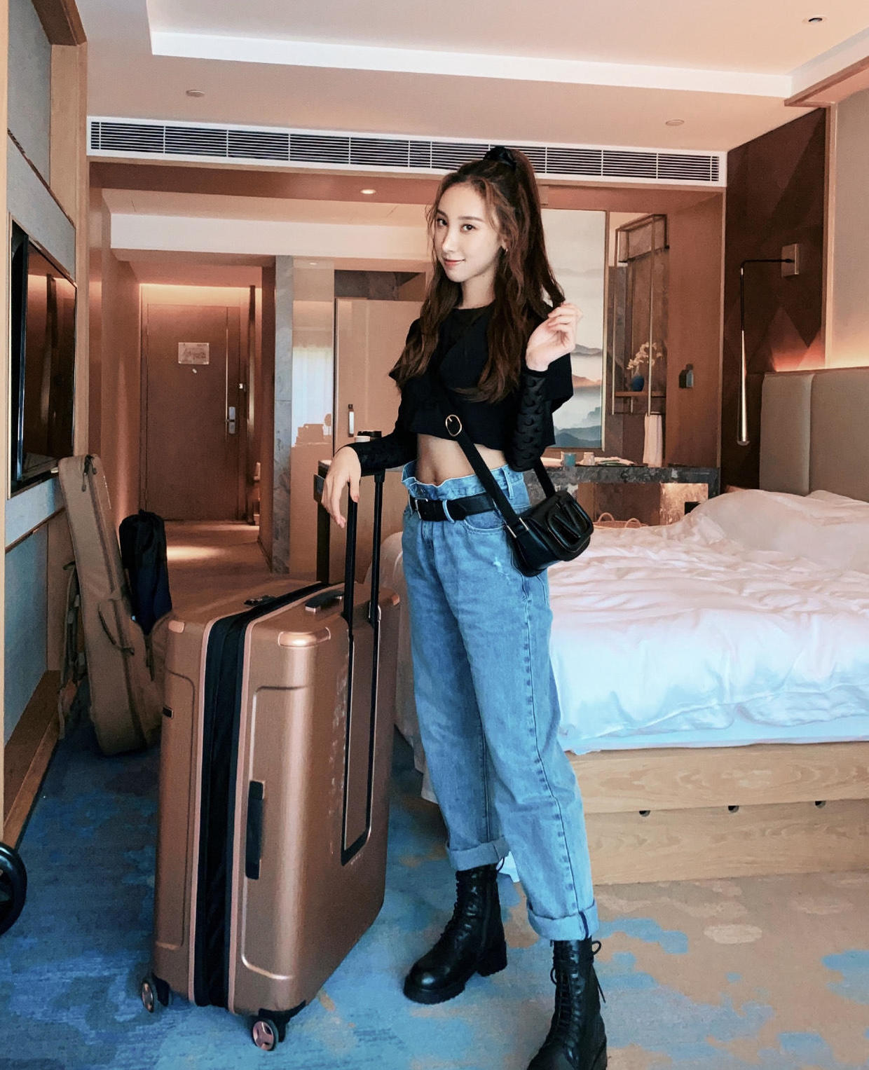 原创许靖韵放飞自我粉色衬衫配黑色短裙超甜美让自己秒变国民初恋