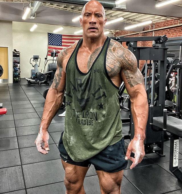 强森,健身的人应该都非常熟悉,不仅是好莱坞数一数二的动作巨星,曾经