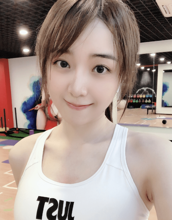 和管泽元分手后余霜不再保守新造型突破自我直逼rita