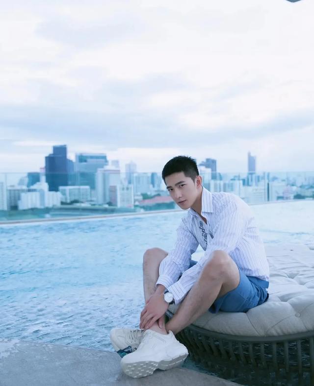 男明星大裤衩造型肖战腿毛瞩目胡一天的腿又细又长