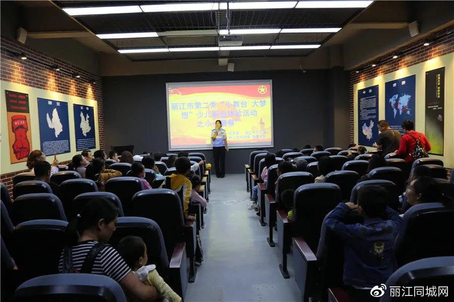 特警支队张秀源副支队长向少年儿童实物介绍了警用无人机及无人机反制