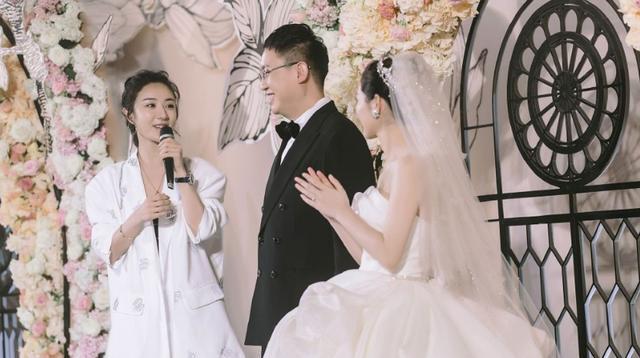 原创薇娅经纪人大婚夫妻俩担任证婚人出席薇娅穿着低调不抢风头