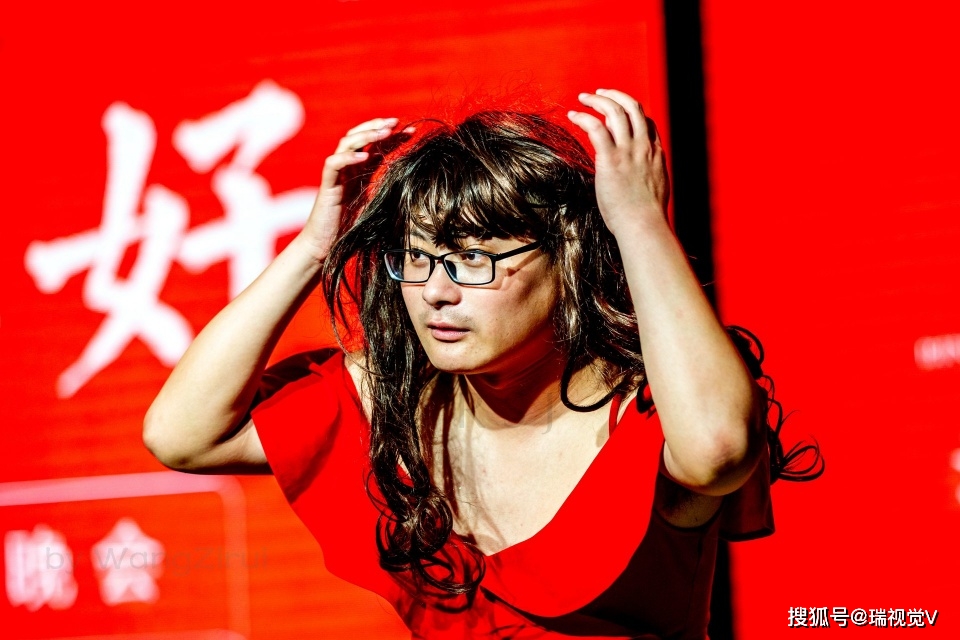 郭德纲"九"字科弟子:尹九宴表演跨界相声,搭档穿连衣裙高跟鞋_井建功