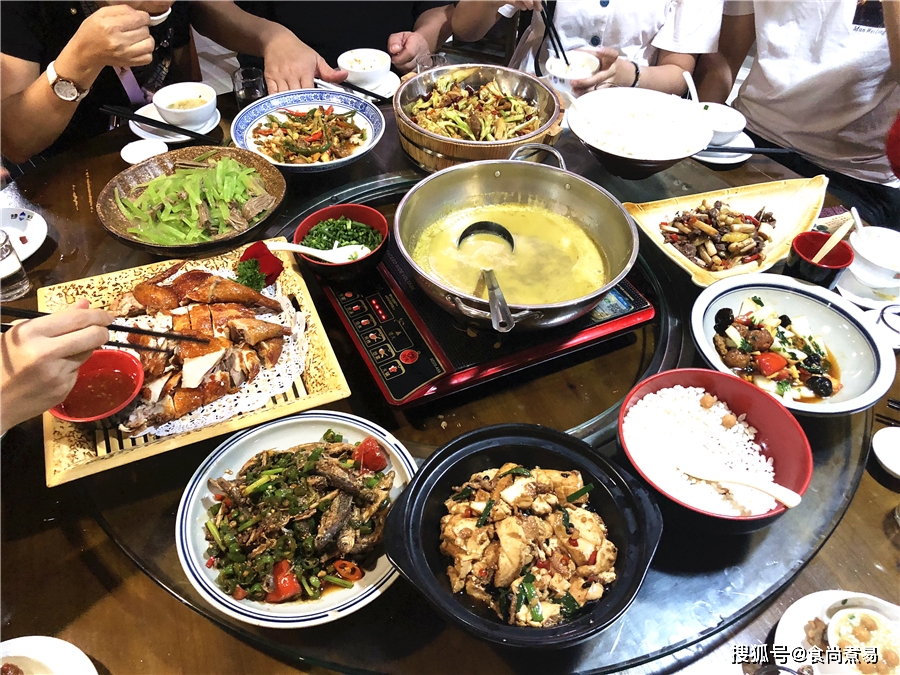 和姐妹自驾去广西,当地朋友请吃饭,满满一桌菜,我只喝了一碗汤