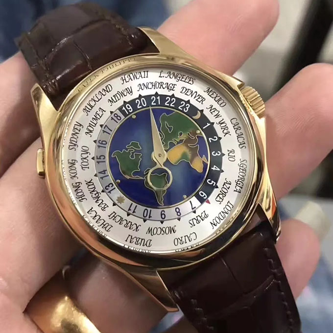 手表具有以下功能:小时,分钟,秒,世界时间,24小时,gmt,上午/下午.
