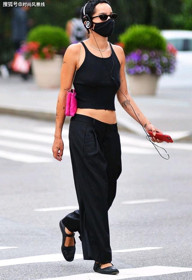 佐伊克拉维兹穿着低腰裤看起来很休闲