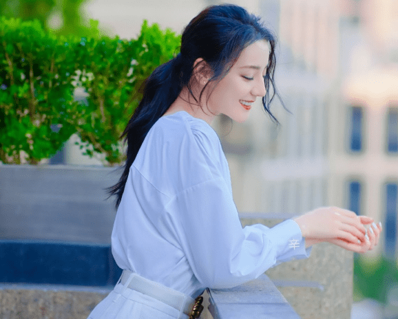 有种低马尾叫迪丽热巴活动造型师忘戴假发片我没眼花吧