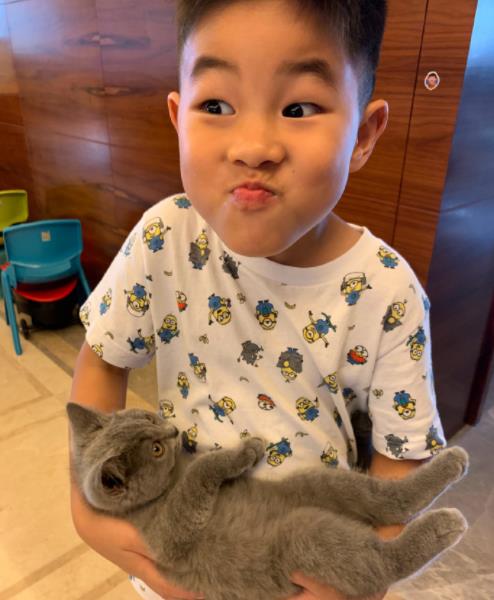 小鱼儿和安吉朝着两个方向发展,小鱼儿成谐星,安吉变男神