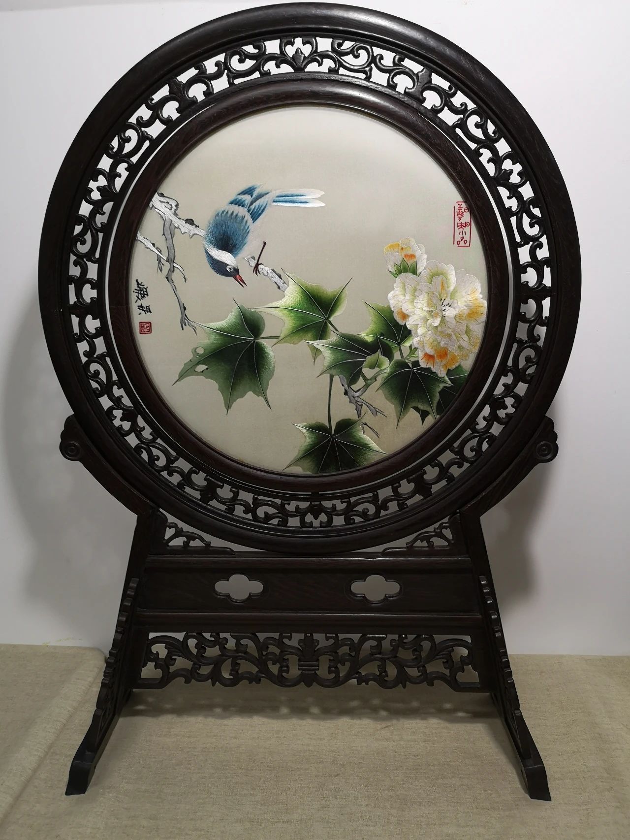 针尖起舞这位绣娘用一针一线绣出蜀绣的韶华