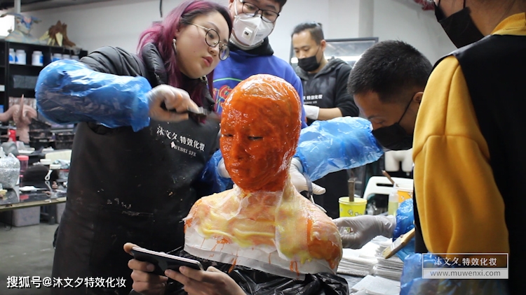 头部体翻模的步骤1.为演员佩戴光头套2.