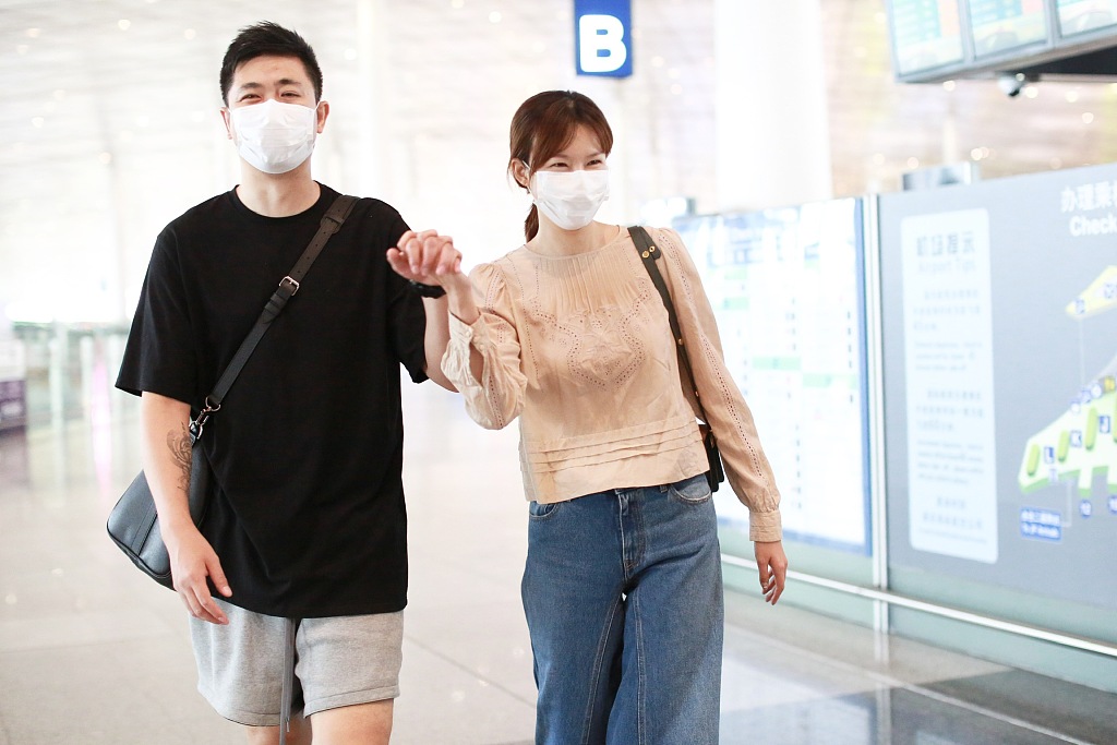 李艾和老公机场牵手大撒狗粮 "望夫眼"甜度爆表