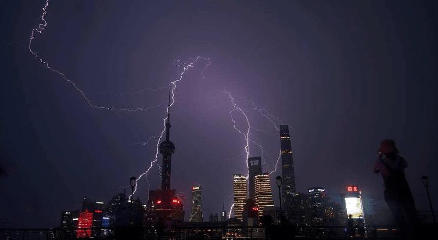 骇人的雷电上海东方明珠塔被闪电击中大自然的警示