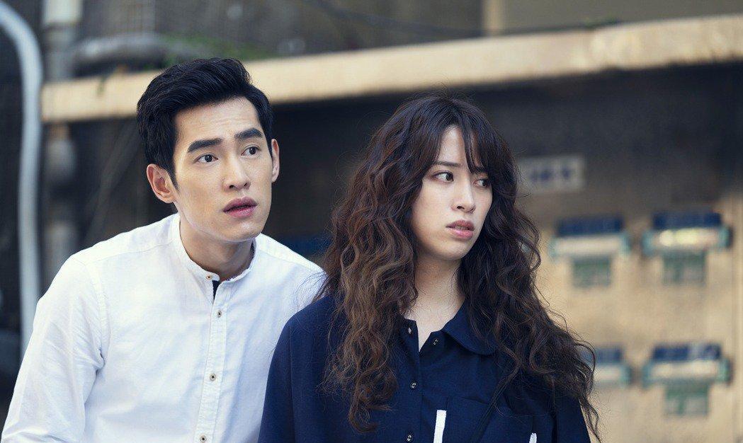 形容两人像是「亡命鸳鸯」